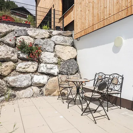 Mit Terrasse
